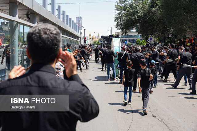 عکس از آرشیو خدمت به زائران امام رضا(ع) انسان را بهشتی میکند