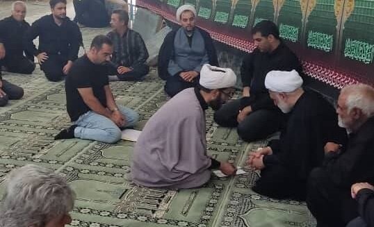 عکس آرشیوی است گفتوگوی بدون واسطه رئیس دستگاه قضا با مردم در یکی از مساجد