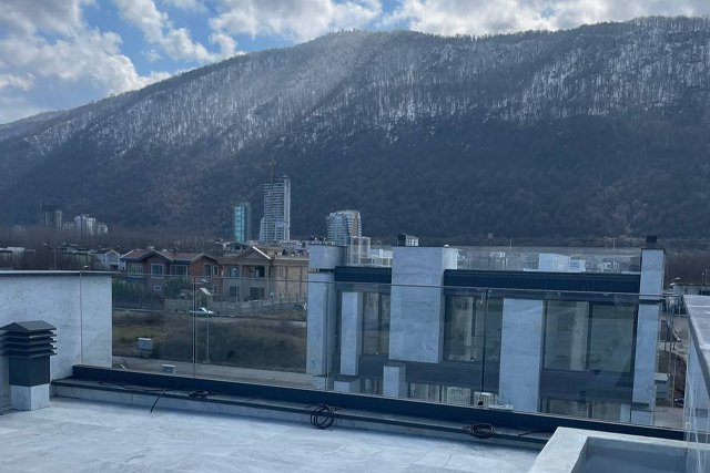 نرده شیشهای تراس و بالکن چقدر هزینه دارد