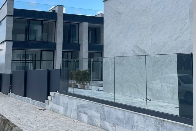 نرده شیشهای تراس و بالکن چقدر هزینه دارد