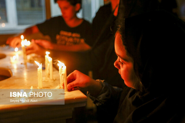 شمعهای کوچک، دلهای بزرگ و اشکهایی که با حضرت زینب(س) همدردی میکنند