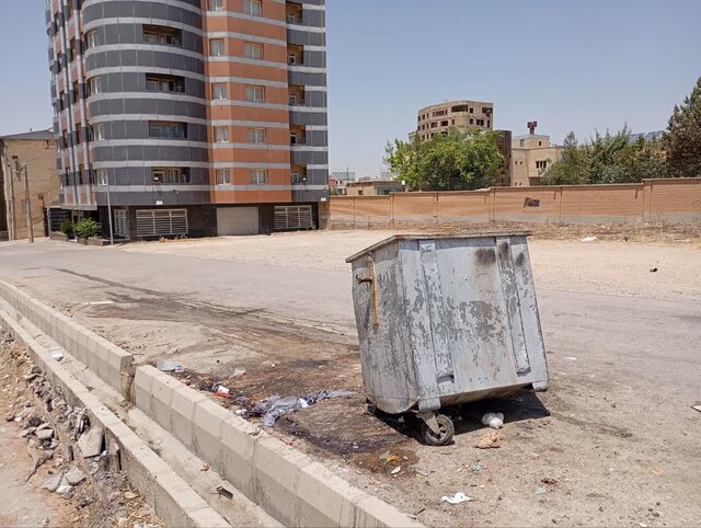 گلایه مردم ایلام از نحوه تخلیه سطلهای زباله و بوی بد شیرابهها گلایه مردم ایلام از نحوه تخلیه سطلهای زباله و بوی بد شیرابهها