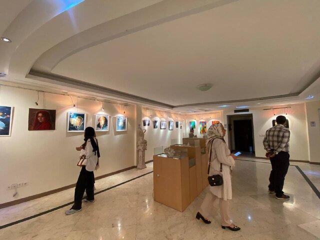 عکس خبر تزیینی است نمایشگاهی از آثار تجسمی و صنایع دستی ایران و انگلیس