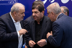 داوود منظور رئیس سازمان برنامه و بودجه کشور، محمد مخبر سرپرست ریاست جمهوری و عباس علیآبادی وزیر صمت در مجمع سالانه بانک مرکزی