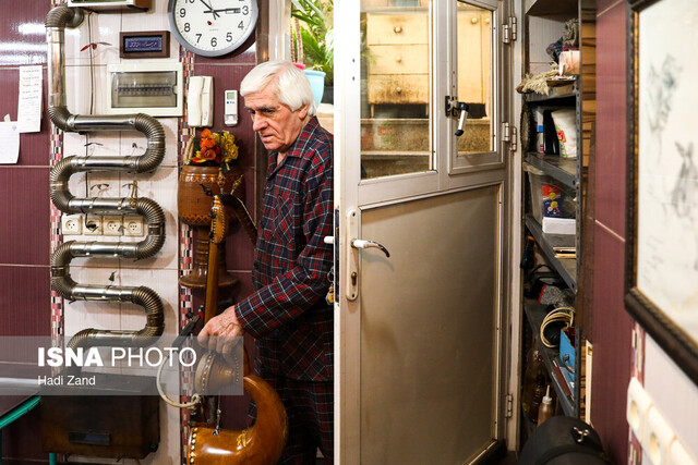 سیمهای تلفن پادگان را قطع کردم و با آنها برای خود ساز ساختم!