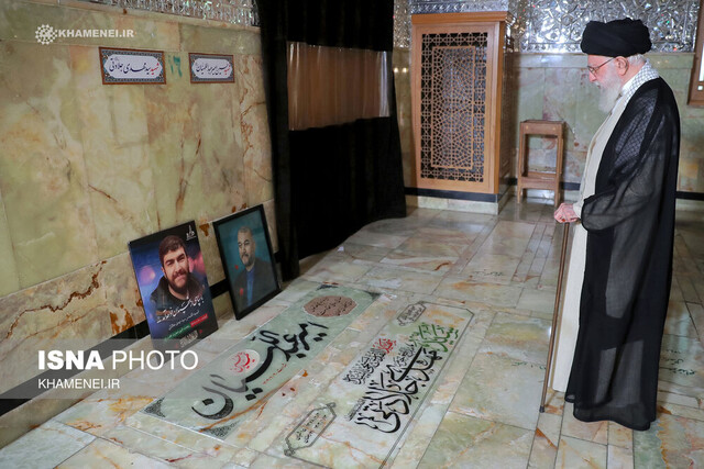 حضور رهبر معظم انقلاب بر مزار شهیدان امیرعبداللهیان، موسوی، جلادتی و زمانی‌نیا