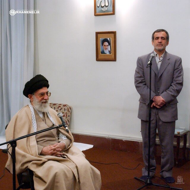 ماجرای تصویر اهدایی KHAMENEI.IR به پزشکیان چه بود؟ ماجرای تصویر اهدایی KHAMENEI.IR به پزشکیان چه بود؟