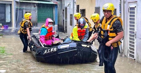 بارندگی شدید ناشی از طوفان «گِمی» در چین؛ هزاران نفر به مکانی امن منتقل شدند