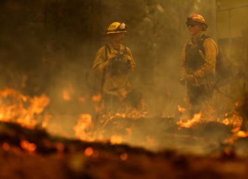 عکس: رویترز ادامه آتشسوزی جنگلی در کالیفرنیا؛ هزاران نفر هنوز در خطرند