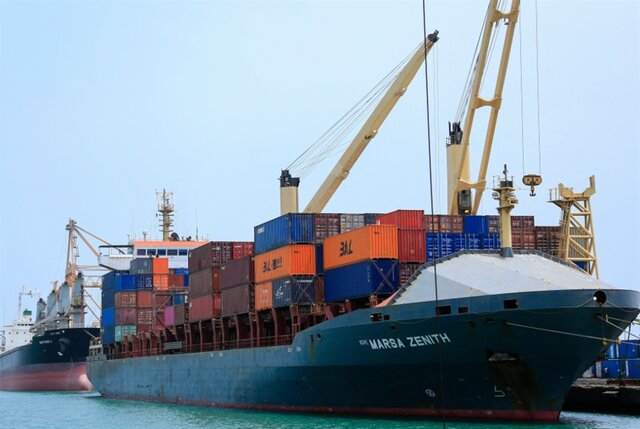 پهلوگیری کشتی باری در بندر حدیده یمن برای تخلیه بار گسترش مذاکرات صادرات نفت یمن و پیشرفت توافق صنعاء-ریاض