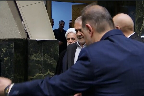 عکس: آرشیو پزشکیان وارد مجلس شد