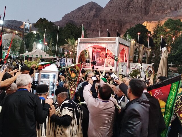 ادای احترام میهمانان بیست و یکمین اجلاسیه پیرغلامان حسینی به حاج قاسم سلیمانی + عکس