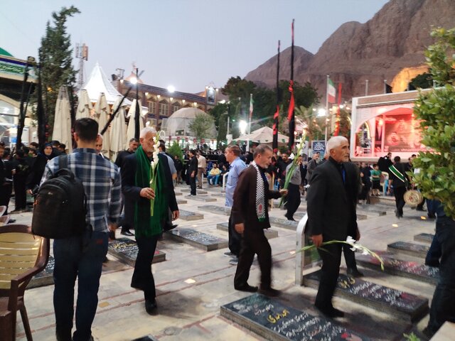 ادای احترام میهمانان بیست و یکمین اجلاسیه پیرغلامان حسینی به حاج قاسم سلیمانی + عکس