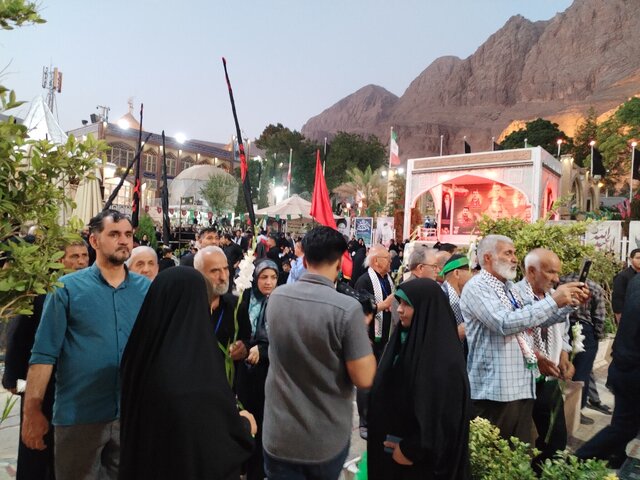 ادای احترام میهمانان بیست و یکمین اجلاسیه پیرغلامان حسینی به حاج قاسم سلیمانی + عکس