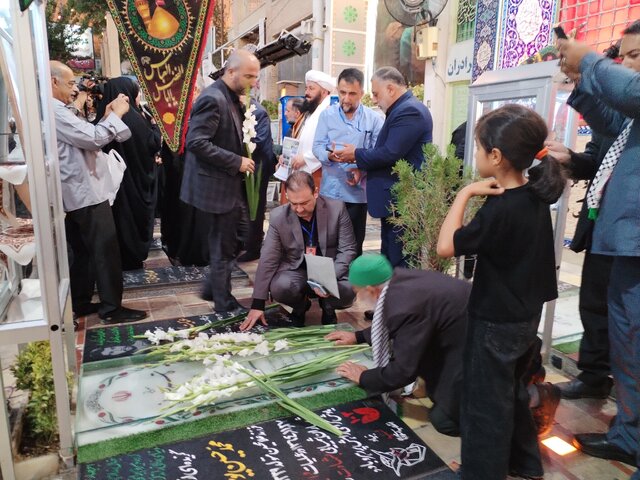 ادای احترام میهمانان بیست و یکمین اجلاسیه پیرغلامان حسینی به حاج قاسم سلیمانی + عکس