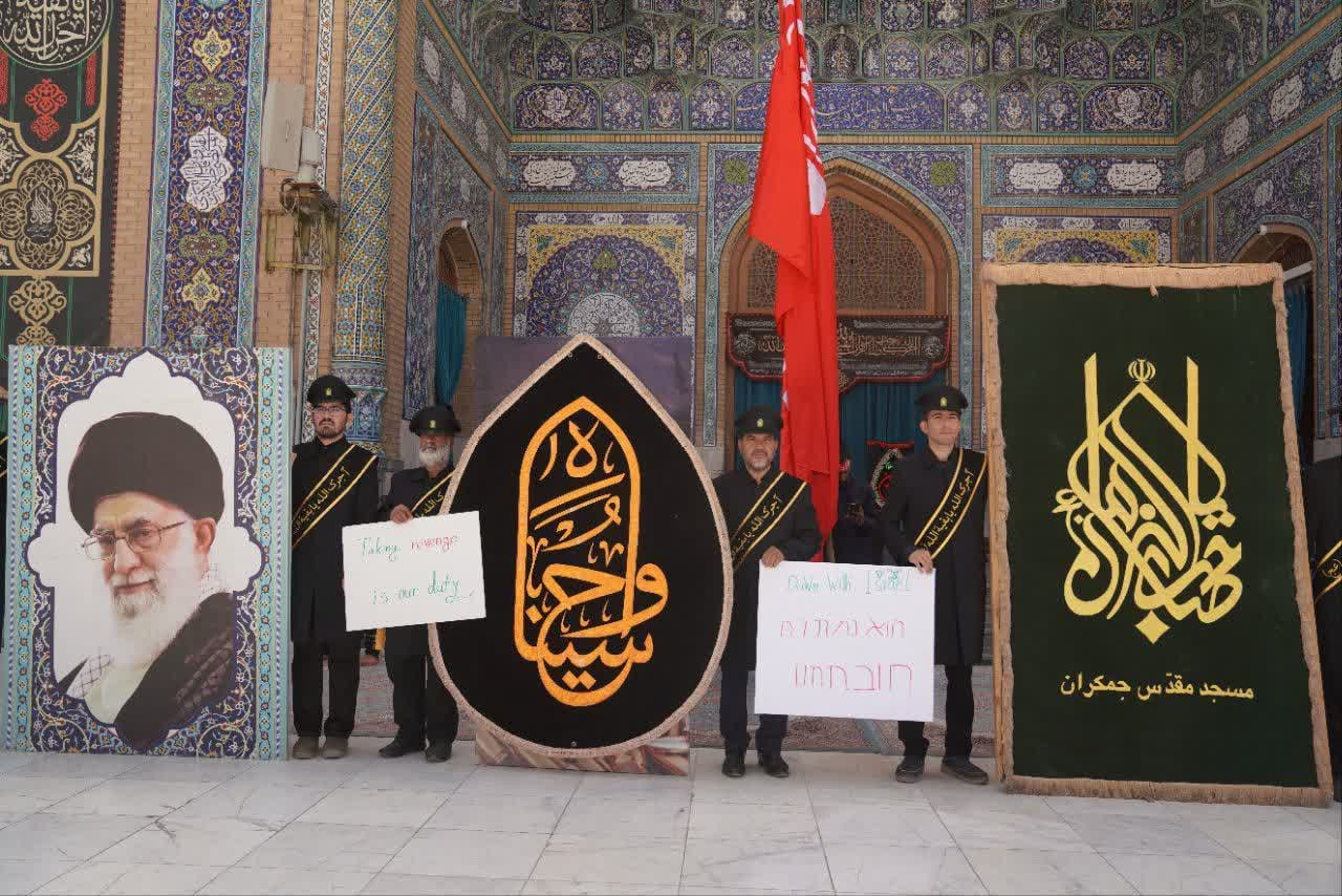 عکس/ اهتزاز پرچم سرخ انتقام برفراز گنبد مسجد جمکران