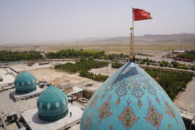 عکس/ اهتزاز پرچم سرخ انتقام برفراز گنبد مسجد جمکران