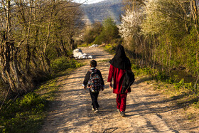 فرزندان خانواده ترابی در برخی از روز ها مسیر مدرسه تا خانه را مجبور هستند به تنهایی و با پای پیاده طی کنند.