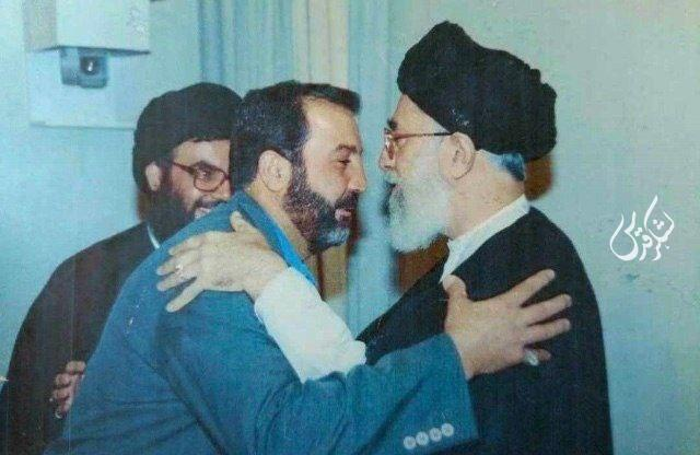 عکس کمتر دیدهشده فرمانده شهید فواد شکر در آغوش رهبر انقلاب