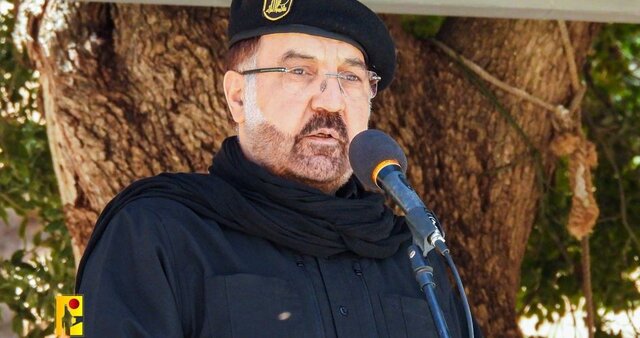 عکس کمتر دیدهشده فرمانده شهید فواد شکر در آغوش رهبر انقلاب عکس کمتر دیدهشده فرمانده شهید فواد شکر در آغوش رهبر انقلاب