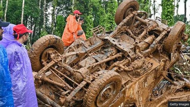عملیات امداد و نجات برای یافتن قربانیان رانشزمین در جنوب هند به دلیل بارش شدید باران در تمام هفته دشوار شده است/ عکس: BBC تراژدی بلایای طبیعی اینبار در جنوب هند؛ تایید بیش از ۳۰۰ فوتی و احتمال یافتن صدها جسد دیگر