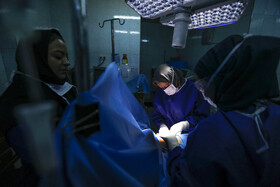 2 آبان 1402، عمل جراحی متخصصان برای بیرون آوردن توده سرطانی در پژوهشکده سرطان پستان جهاد دانشگاهی