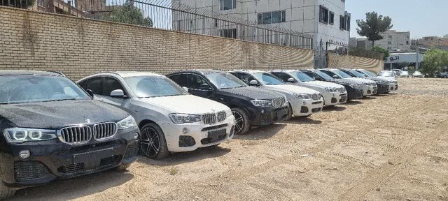 کشف ۱۴ دستگاه BMW x۴ به ارزش ۲۱۰۰ میلیارد از پارکینگ خانه‌ای در غرب تهران