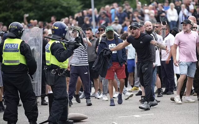 بالاگرفتن شورش‌ها در انگلیس، دولت «جلسه اضطراری کبری» برگزار می‌کند