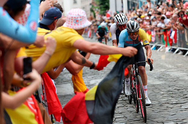 فوتبالیستی که بر بام دوچرخهسواری جهان ایستاد