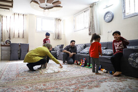 حسن به دلیل اینکه در آپارتمان کوچکی زندگی‌ می‌کند،
این روزها با بزرگتر شدن فرزندان خود، با مشل کمبود اتاق مواجه است.