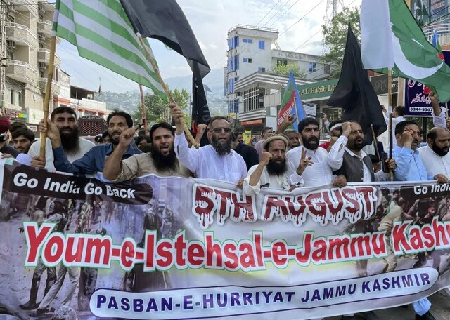 تظاهرات در کشمیر پاکستان در اعتراض به تصمیمات هند تظاهرات در کشمیر پاکستان در اعتراض به تصمیمات هند