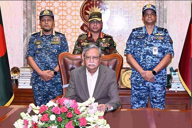 سخنرانی رئیس جمهور بنگلادش با حضور فرمانده ارتش رئیس جمهور بنگلادش وعده برگزاری انتخابات در سریعترین زمان را داد