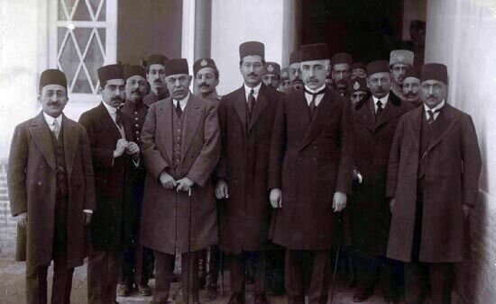 میرزا حسن خان وثوق الدوله رییسالوزرای احمد شاه و اعضای کابینه اش - ۱۲۹۸ بلایی که قرارداد ۱۹۱۹ سر ایران آورد