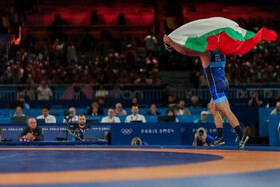 المپیک ۲۰۲۴ پاریس؛ علیرضا مهمدی، نماینده وزن ۸۷ کیلوگرم کشتی فرنگی ایران در دیدار فینال مقابل سمن نوویکوف از بلغارستان