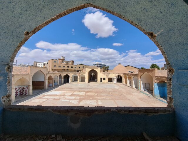 کاروانسرای شاهعباسی سمنان که حدود ۲۰ سال به زندان تبدیل شده بود و اثرات تخریب آن مشهود است. یادگار ۲۰ سال حصر!