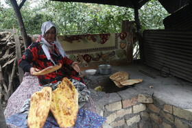 پخت نان سنتی توسط زن روستایی در سوادکوه - مازندران