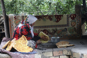 پخت نان سنتی توسط زن روستایی در سوادکوه - مازندران