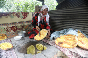 پخت نان سنتی توسط زن روستایی در سوادکوه - مازندران