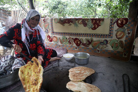 پخت نان سنتی توسط زن روستایی در سوادکوه - مازندران