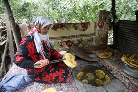 پخت نان سنتی توسط زن روستایی در سوادکوه - مازندران