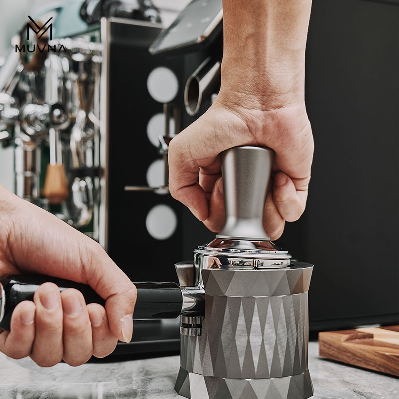 تمپر قهوه قدیمیترین ابزار باریستا