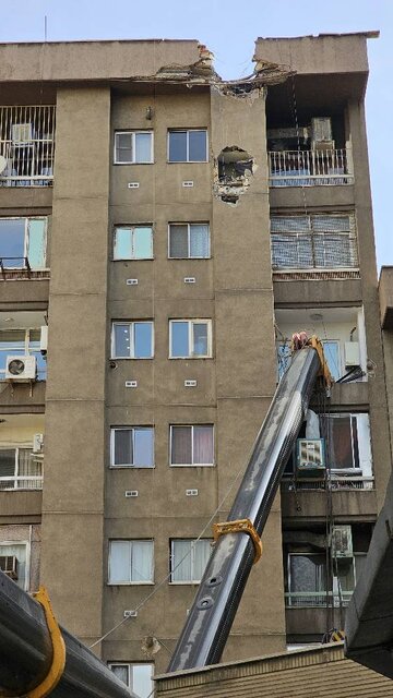 حادثه در ساختمان شهرداری/ واژگونی جرثقیل و مصدومیت ۲ آتشنشان