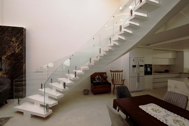 بررسی متریال، مقررات و قیمت نرده شیشهای در مرداد ۱۴۰۳