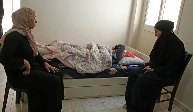 زنان فلسطینی ضربوشتم شده توسط شهرک نشینهای صهیونیست هاآرتص: خشونت شهرکنشینهای اسرائیلی قاعدهمند است