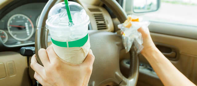 عکس تزئینی است جریمه خوردن و آشامیدن در حین رانندگی چقدر است؟