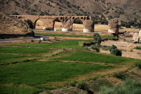 پل  تاریخی کشکان بر روی رودخانه‌ای با همین نام یعنی رود کشکان ساخته شده‌است. کاربرد این پل اتصال راه باستانی شهر شاپورخواست به مناطق غرب استان لرستان و سپس کرمانشاه است