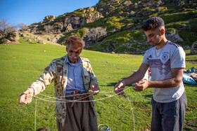 رضا فرزند دوم ابراهیم،یاری‌گر پدر و خانواده در انجام کارهای «بهار مالگه» است