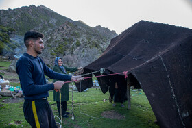 کمک فرزندان خانواده در برپایی سیاه چادر