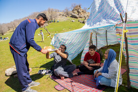 امیرحسین با گشاده رویی و احترام از گردشگران پذیرایی می‌کند.