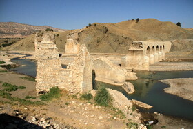 پل تاریخی کشکان که در جریان سیل ۱۳۹۸ دچار آسیب جدی شد